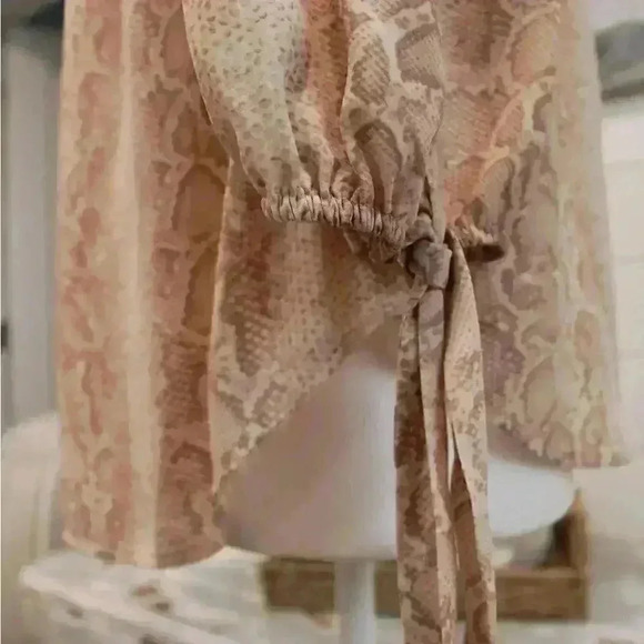 BCBG MAXZIRIA Off Shoulder 3/4 Sleeve with tie Animal Print Blouse Sz. S - Picture 9 of 10